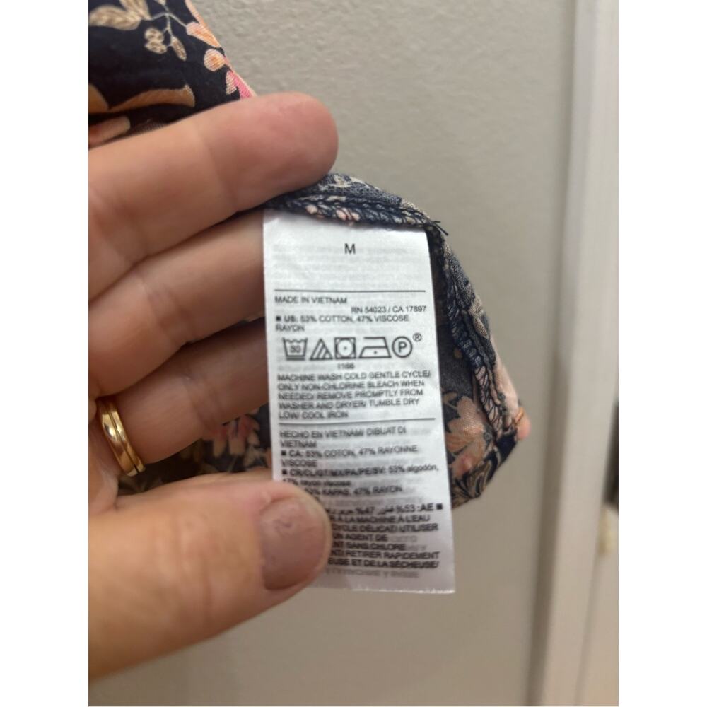 Old Navy Navy Floral Flutter V-Neck Blouse - Picture 5 of 6